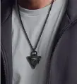 GUES NA SZYJE.png